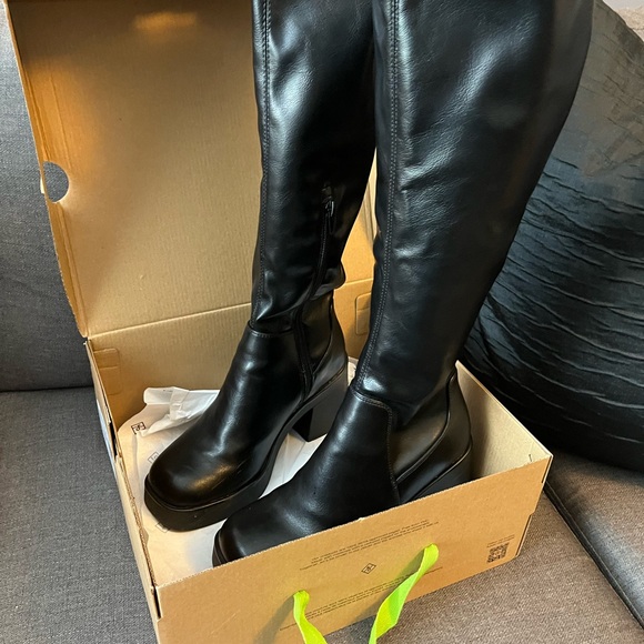 BRITNEY fitted leather knee high boots - Picture 3 of 4